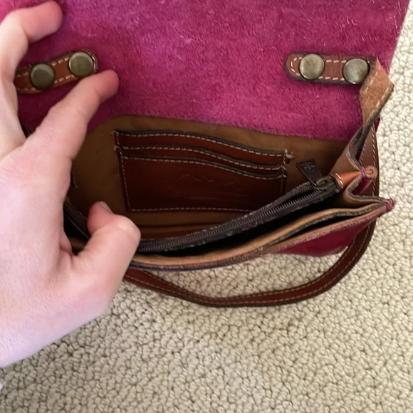 Patricia nash tooled tori rose in color raspberry crossbody - Picture 3 of 3